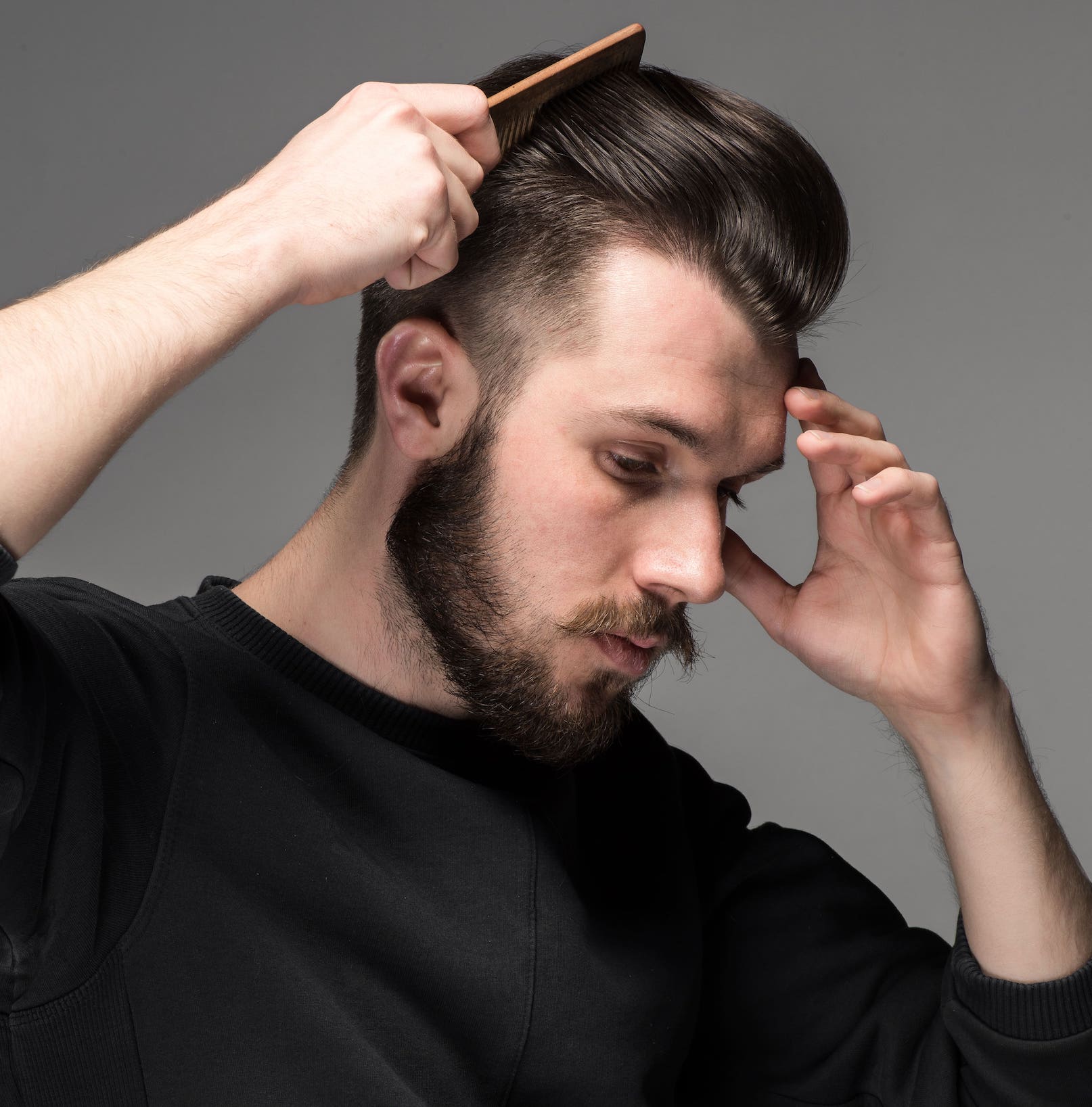 young-man-comb-his-hair-2023-11-27-05-03-06-utc (1)
