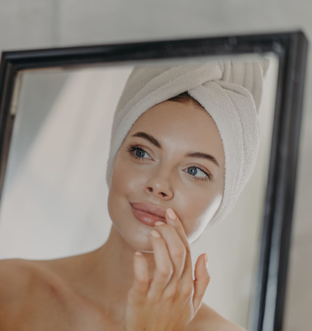 woman-wears-minimal-makeup-takes-care-of-complexi-2023-11-27-05-17-10-utc